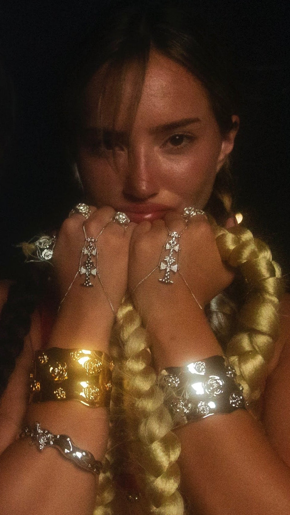 TRIPLE CROSSED HAND CHAIN