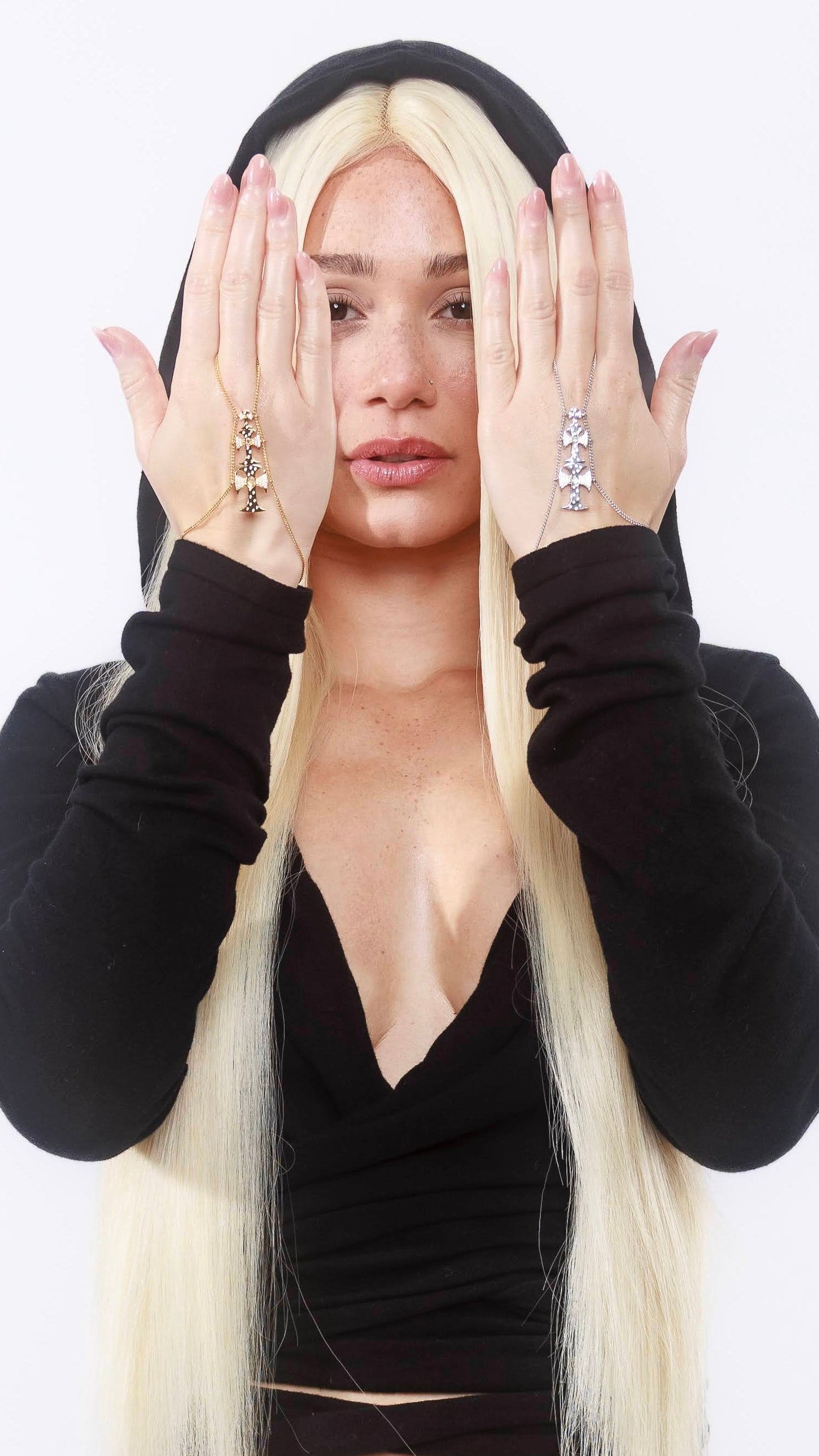 TRIPLE CROSSED HAND CHAIN