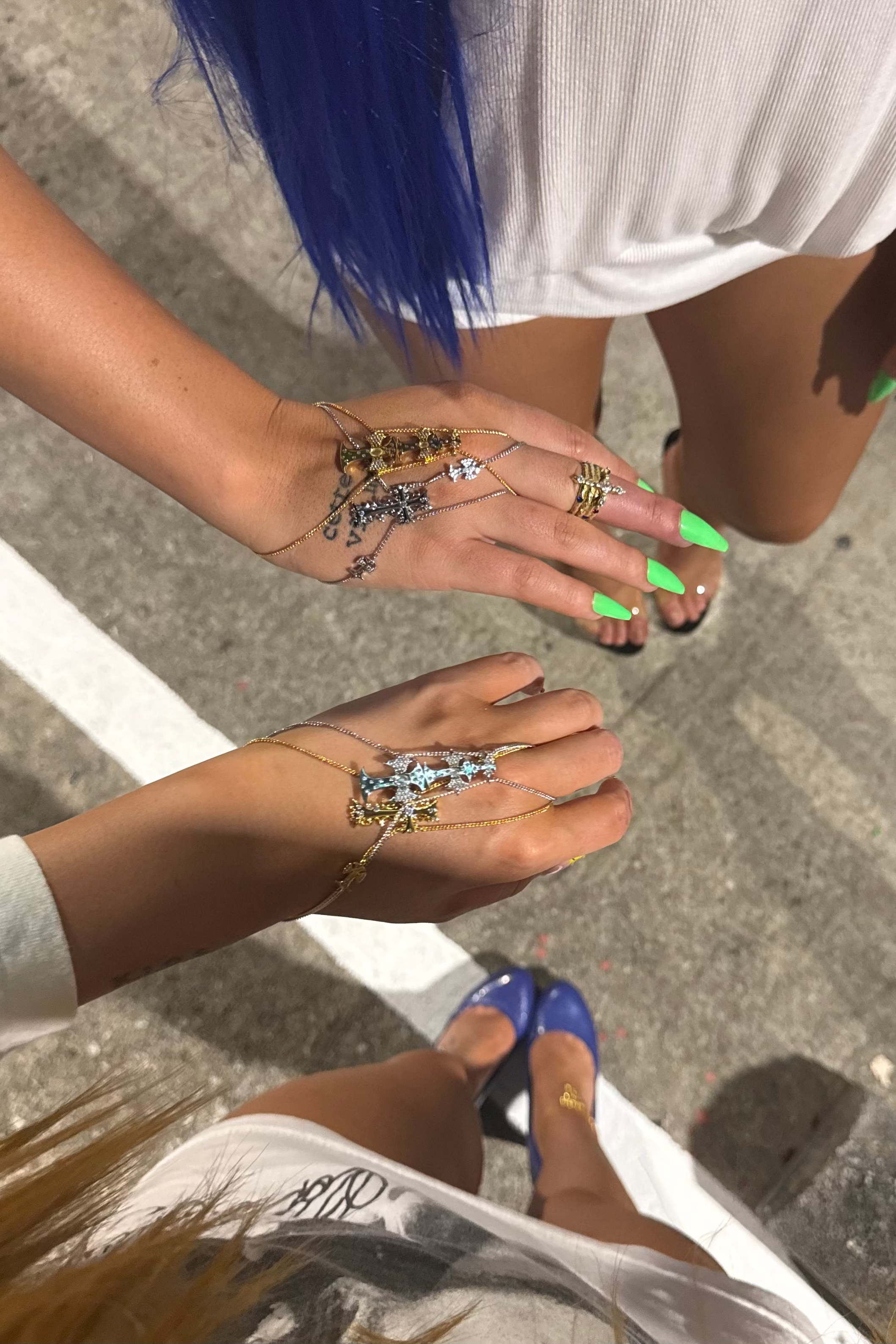 TRIPLE CROSSED HAND CHAIN